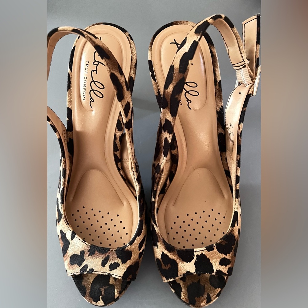 NWOT Super sexy 2 inch animal print sling back sandal with open toe